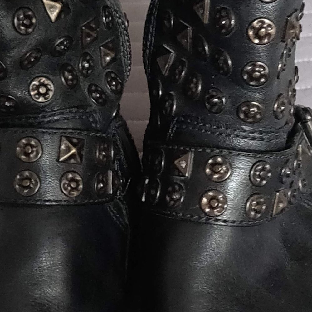 Ladies Ugg Boot - image 4